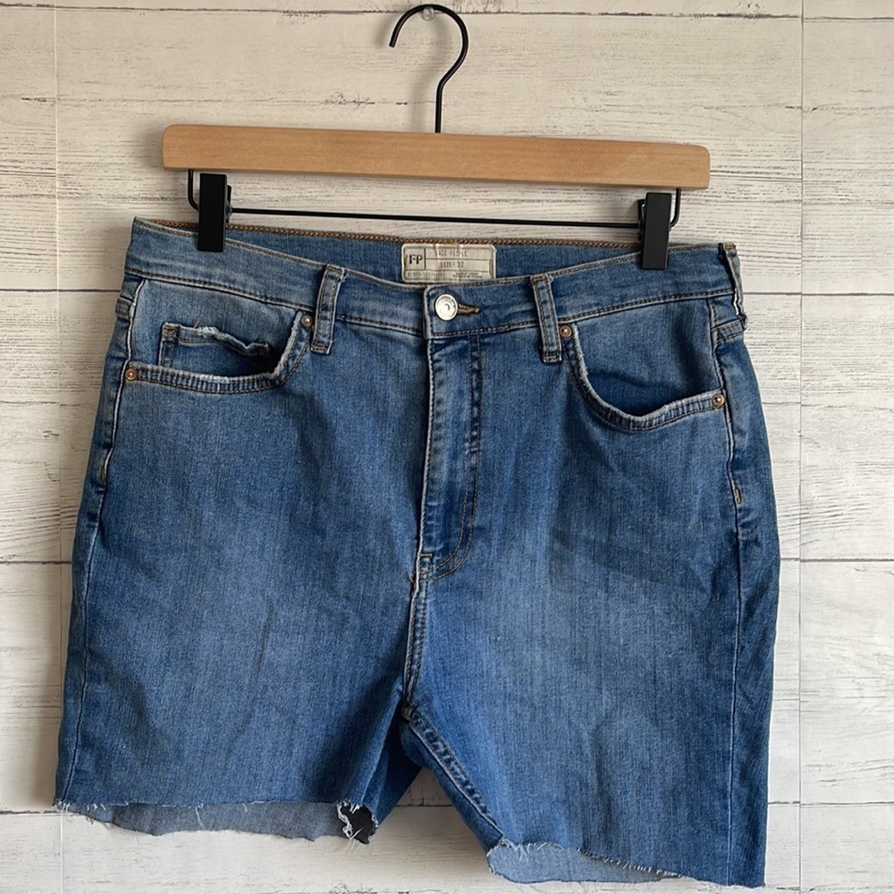 Free People Denim Cut Off Shorts l SIZE 32